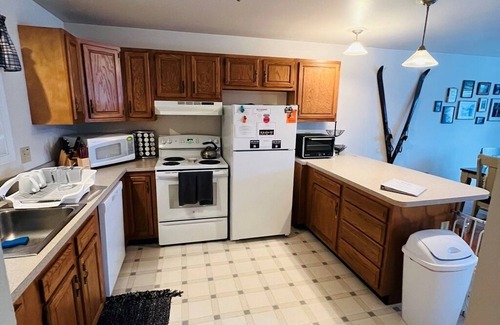 North Creek House | Gore Mnt. Adirondack 16N skis for rent