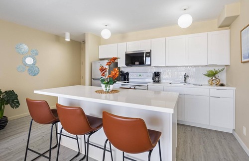 Waikiki Condo | Gorgeous 1 Bdrm Waikiki Banyan Partial Ocean View T1