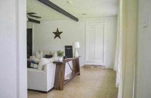 Montgomery House | Gorgeous 10 Acre Modern Farmhouse & Private Pond
