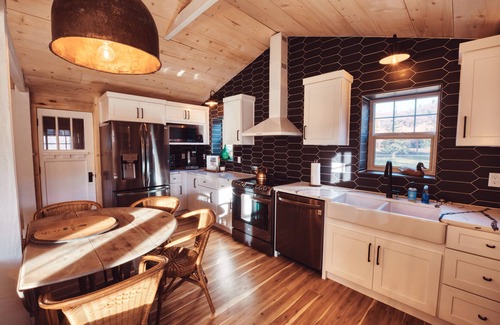 Samak House | Gorgeous 2 BD/2 BA River Front Cabin
