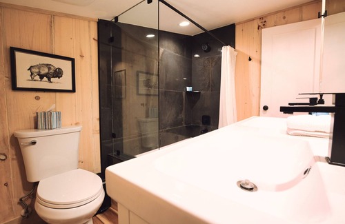 Samak House | Gorgeous 2 BD/2 BA River Front Cabin