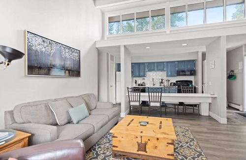 Peak 8 Condo | Gorgeous 2BR Home In Town, Minutes from Skiing!