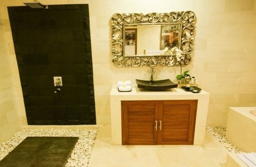 Petitenget Villa | Gorgeous 2BR Villa Set In Seminyak! 2Min Drive To Seminyak Square! W/Swim Pool!