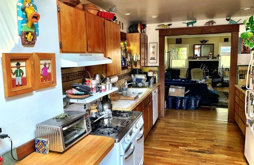 Upper Telegraph House | Gorgeous 3 bdrm home in Rockridge, walk to everything!