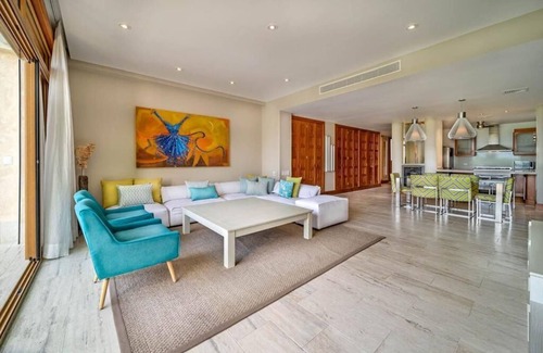 Los Altos Apartment | Gorgeous 3 Bedroom Flat With Golf View