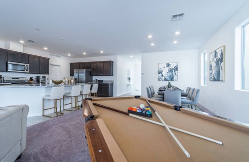 Arden House | Gorgeous! 3000 sq ft@4br/3.5ba/10 beds! L2 EV Charger@12 minutes to Strip!