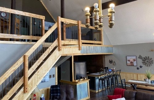 Spring Valley House | *Gorgeous 3bdrm Cabin Sleeps 12 on a Private Lake*