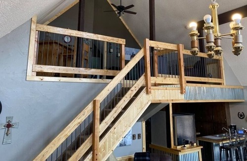 Spring Valley House | *Gorgeous 3bdrm Cabin Sleeps 12 on a Private Lake*