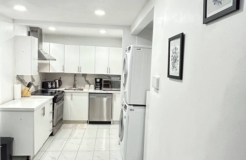 Aylmer House | Gorgeous 3BR Home Modern & Fully New Updated
