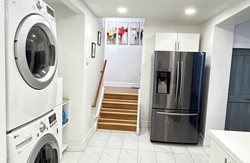 Aylmer House | Gorgeous 3BR Home Modern & Fully New Updated