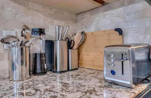 Brampton House | Gorgeous 3BRHome in Brampton WFH Setup and Parking