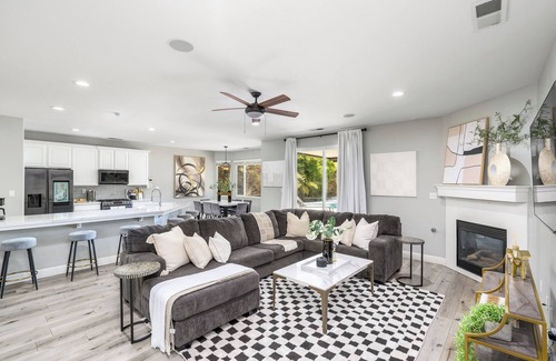 Greenacres House | Gorgeous 4-Bdrm Home/Heated Pool/Quite Neighborhood/Fireplace/Fast Internet
