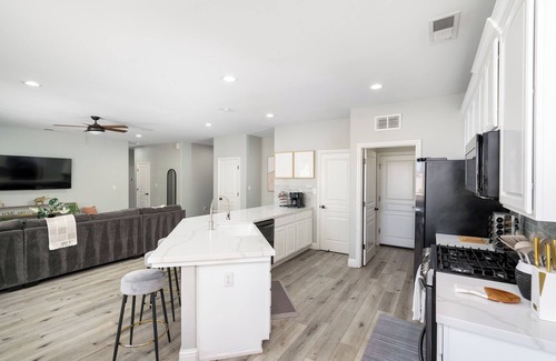 Greenacres House | Gorgeous 4-Bdrm Home/Heated Pool/Quite Neighborhood/Fireplace/Fast Internet