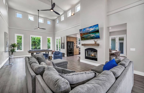 Austin Villa | Gorgeous 6br Villa in Lovely Austin wt Massive Pool & Hot Tub + Goats & Chickens