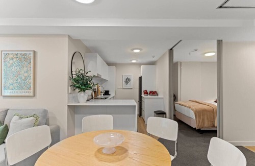 Auckland Central Business District Apartment | Gorgeous Abode With Pool and Parking near SkyTower