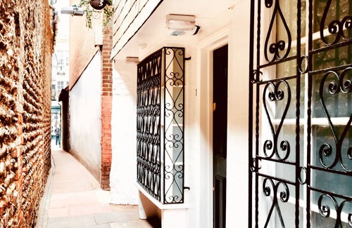Brighton City Centre House | Gorgeous 'Alice in Wonderland' Cottage in the Lanes, Brighton Pier/Seafront