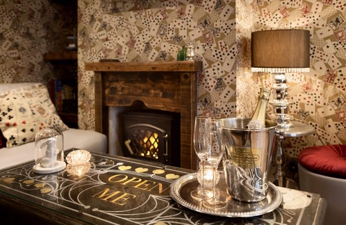 Brighton City Centre House | Gorgeous 'Alice in Wonderland' Cottage in the Lanes, Brighton Pier/Seafront