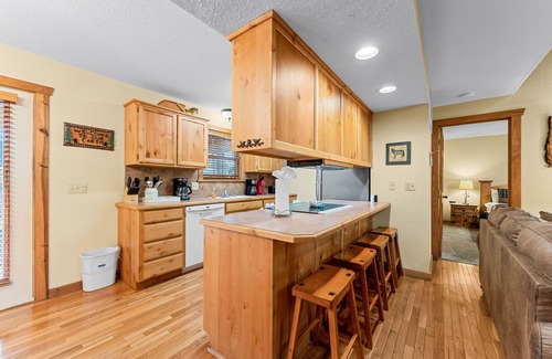 Branson West Cabin | Gorgeous and Spacious Stonebridge Lodge! Close to Branson and Pet Friendly!