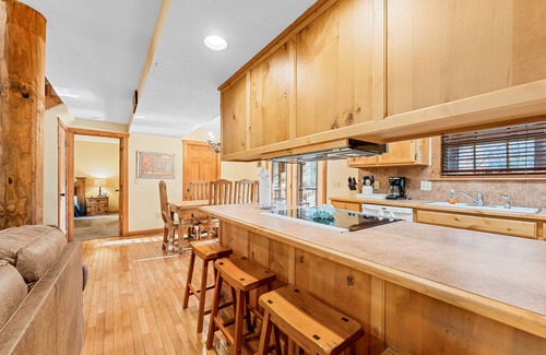 Branson West Cabin | Gorgeous and Spacious Stonebridge Lodge! Close to Branson and Pet Friendly!