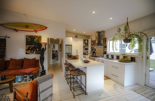 Point Leo House | Gorgeous Beach Frontage Home with Wood Fired Pizza Oven POINT LEO - Pet Friendly