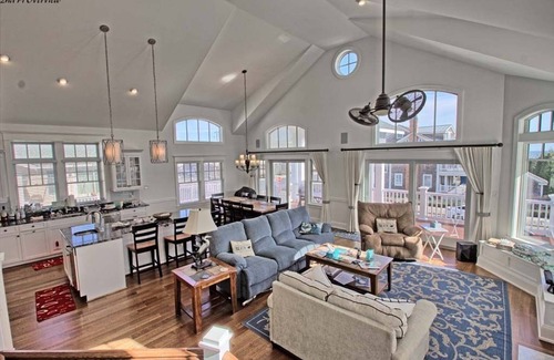 Avalon House | GORGEOUS BEACHBLOCK HOME WITH OCEANVIEWS, HEATED SWIMMING POOL AND ELEVATOR!