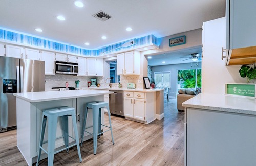 Madeira Beach House | GORGEOUS & BIG 5BR/3BA w/LARGE Heated Pool Just 5 Mins to Madeira Beach!