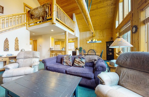 Redmond Ski Chalet | Gorgeous chalet w/private deck, fireplace, 3 pools, and gym