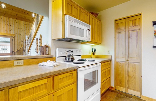Redmond Ski Chalet | Gorgeous chalet w/private deck, fireplace, 3 pools, and gym