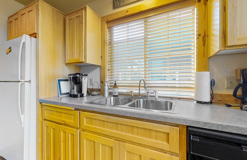 Redmond Ski Chalet | Gorgeous chalet w/private deck, fireplace, 3 pools, and gym