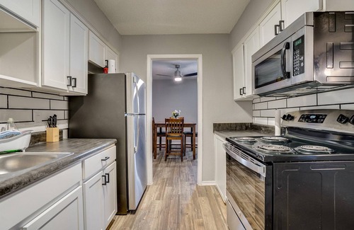 Central Arlington Apartment | Gorgeous & Clean | Parking | Pool near the AT&T Stadium