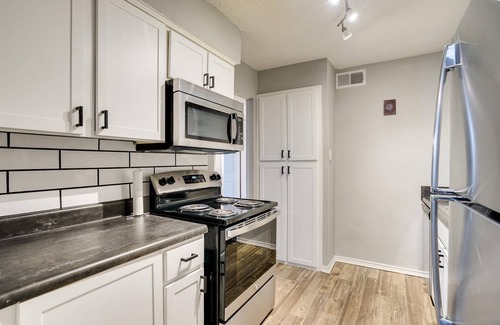 Central Arlington Apartment | Gorgeous & Clean | Parking | Pool near the AT&T Stadium