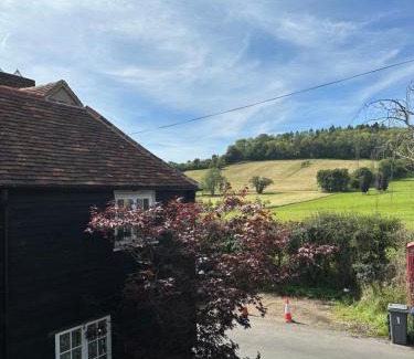 Skirmett House | Gorgeous Cottage in Skirmett with Parking