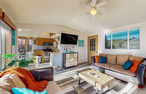 Brookings Cabin | Gorgeous dog-friendly coastal escape with private hot tub, patio & amazing views