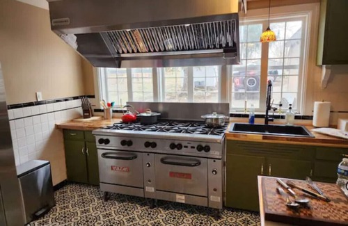 Perryville Apartment | Gorgeous, downtown house!
