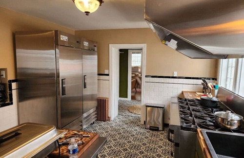 Perryville Apartment | Gorgeous, downtown house!