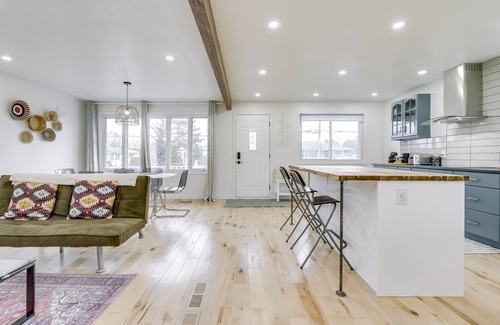 Grimsby House | Gorgeous escape to the wineries! By the Lake!