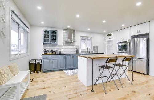 Grimsby House | Gorgeous escape to the wineries! By the Lake!