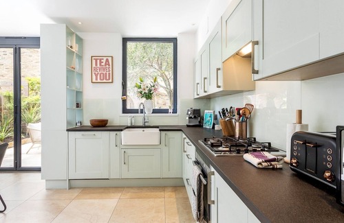 Hammersmith Broadway House | Gorgeous Garden TownHouse 6 Min Walk To Hammersmith Station Pass The Keys