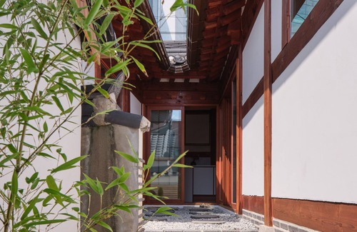 Seochon House | Gorgeous Hanok near GyeongbokgungPalacenAirportbus/Gyeongbokgung Stn, 8min walk