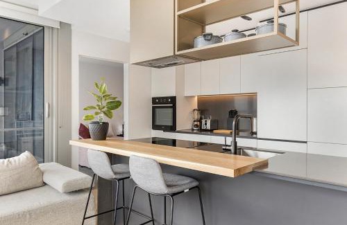 Moonee Ponds Apartment | Gorgeous High-Rise Unit with Sky Bar Pool and Gym