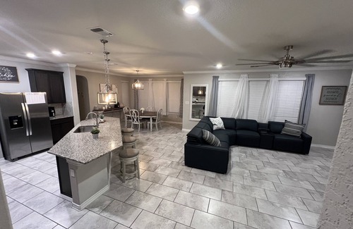 San Antonio House | Gorgeous Home centrally located and by Sea world , Six Flags and Downtown.