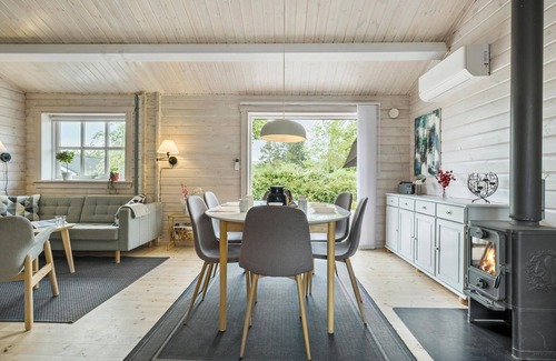 Hoeve Strand House | Gorgeous home in Asnæs with kitchen