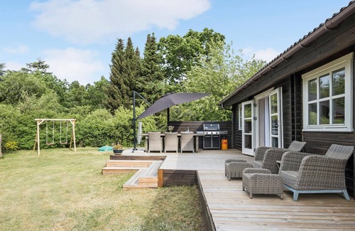 Hoeve Strand House | Gorgeous home in Asnæs with kitchen