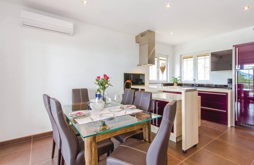 Opatija House | Gorgeous home in Icici with sauna