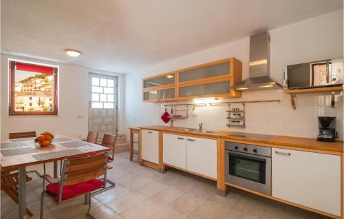 Pucisca House | Gorgeous Home In Pucisca With Wifi