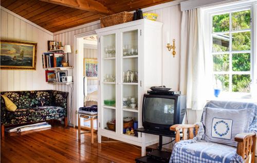 Vinnes House | Gorgeous Home In Reksteren With Kitchen