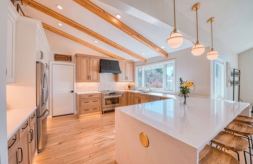North Boulder House | Gorgeous home in the peaceful Wonderland lake neighborhood