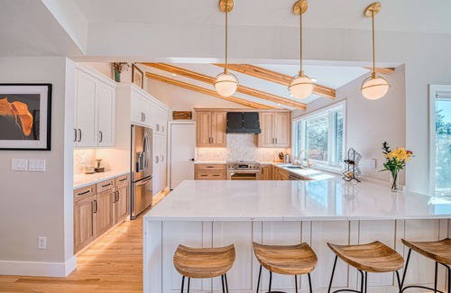 North Boulder House | Gorgeous home in the peaceful Wonderland lake neighborhood