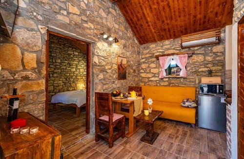 Benkovac House | Gorgeous home in Zelengrad with kitchen