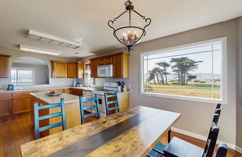 Crescent City House | Gorgeous home w/the ocean & beach just beyond your front door